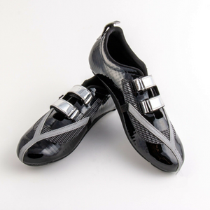 Y³ BLACK!, your tri-version of the Y-series comes with a shiny one-hand velcro flap, airy mesh, auto-reflective Y ornaments and of course, our unique twin-cleat sole for those who want to profit from a low, aero position and  run faster after their bike split..