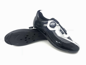 Y² BLACK!, the robust version with 1mm nylon sole featuring biomac's unique twin-cleat sole where you can mount your cleats or central or in the traditional (metatarsal) position. ATOP ratchet buckle, a low overall weight, airy PU-coated mono layer upper make this model THE option for those who want to combine all the racing features with the comfort of a strong walking sole.