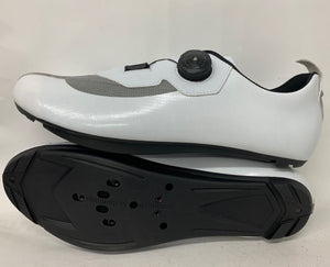 Here it is, the Y² WH!TE: PU-coated, dirt-repellent, seamless upper with ATOP ratchet buckle and auto-reflective Ys on front and rear. The new kid on the block ,all road enthusiasts have been waiting for!